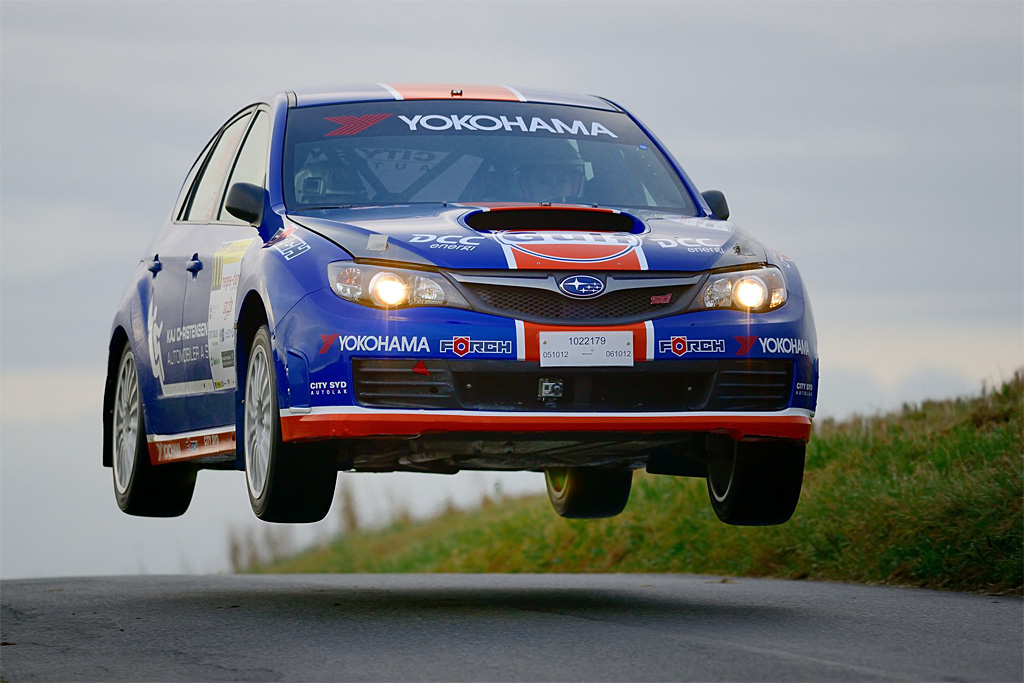 På hastighedsprøver med hop er Max Christensen altid blandt dem, der flyver længst. Her har han sendt sin Subaru Impreza af sted fra en uskyldigt udseende bakketop på rallyets første hastighedsprøve
(Foto: Michael Eisenberg)